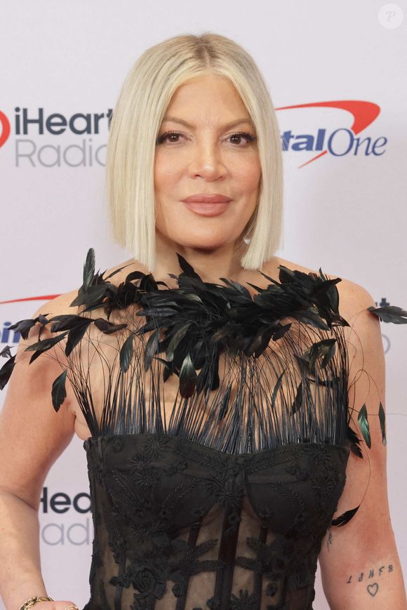 Le jeudi 2 avril dernier, Tori Spelling a eu un grave accident de la route en Californie.

Tori Spelling au Jingle Ball 2025 en Californie. 

Photo : Backgrid USA / Bestimage