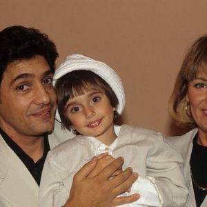 En France, à Paris, Frédéric FRANÇOIS, à l'issue de son concert dans les coulisses de l'Olympia, avec sa femme Monique et fille Victoria. Le 4 mars 1994
© Bruno Schneider via Bestimage