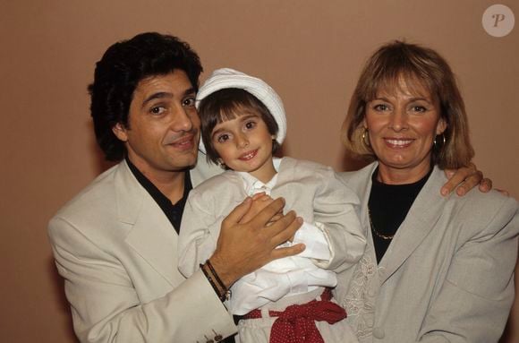 En France, à Paris, Frédéric FRANÇOIS, à l'issue de son concert dans les coulisses de l'Olympia, avec sa femme Monique et fille Victoria. Le 4 mars 1994
© Bruno Schneider via Bestimage
