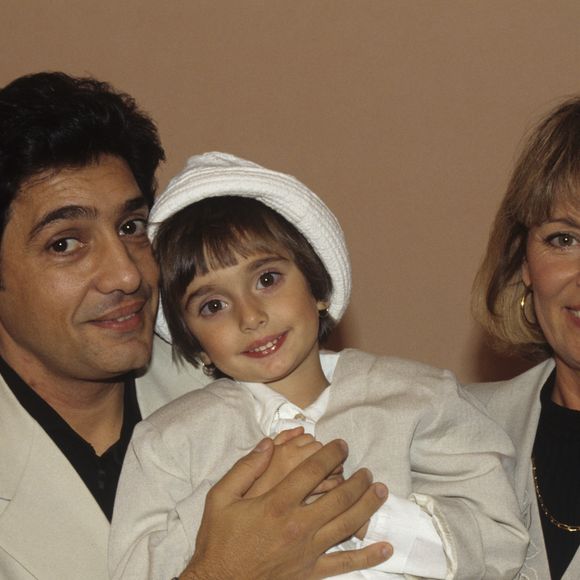 En France, à Paris, Frédéric FRANÇOIS, à l'issue de son concert dans les coulisses de l'Olympia, avec sa femme Monique et fille Victoria. Le 4 mars 1994
© Bruno Schneider via Bestimage