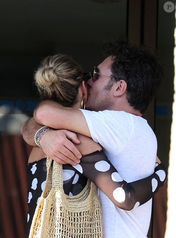 Exclusif - Laeticia Hallyday accompagnée de son compagnon Frédéric Suant et de sa fille Joy sont aller accueillir Jade à l'aéroport de Saint-Barthélemy-Rémy-de-Haenen où tout le monde se retrouve pour le 50ème anniversaire de Laeticia, à Saint-Jean, Saint-Barthélémy, Antilles françaises, France, le 15 mars 2025. © DOMINIQUE JACOVIDES / BESTIMAGE