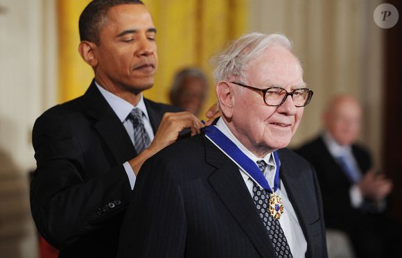 Visionnaire, philanthrope et conteur, Buffett incarne un modèle de leadership où simplicité et profondeur vont de pair.

Le président américain Barack Obama décerne à Warren Edward Buffett la Médaille de la Liberté 2010 lors d'une cérémonie à l'East Room le 15 février 2011 à la Maison Blanche à Washington, DC.
Photo par Olivier Douliery/ABACAPRESS.COM