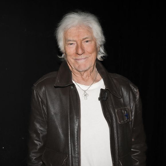 Hugues Aufray pose lors de sa venue à l’émission « Face à Hanouna » présentée parC.Hanouna et diffusée sur C8 le 27 avril 2024, à Paris, France, le 25 avril 2024. © Jack Tribeca / Bestimage