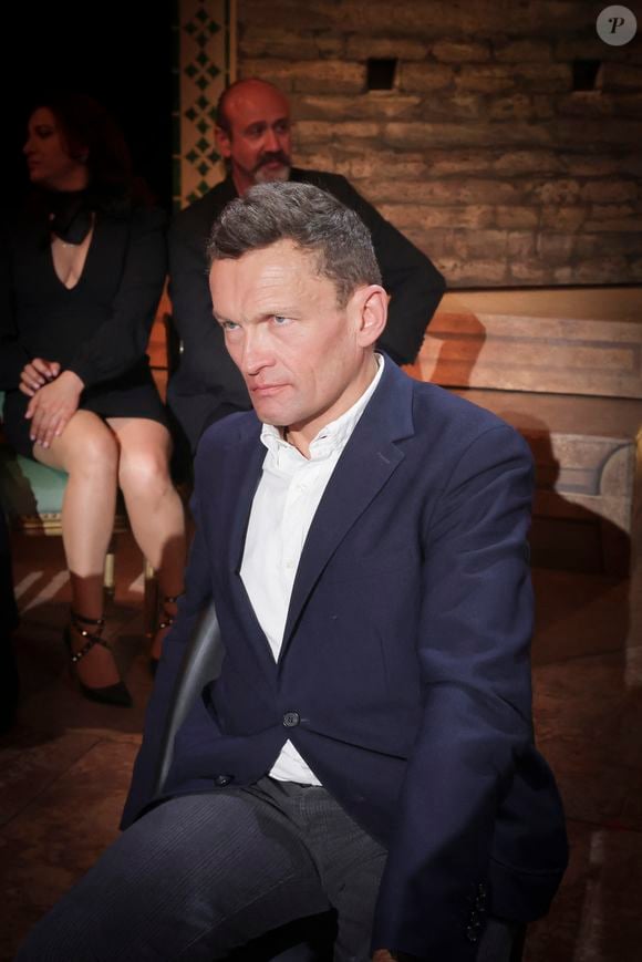"Cette dernière a d’ailleurs été un peu fâchée, car je n’ai pas regardé ses œuvres. Je n’avais d’yeux que pour sa visiteuse", s'est-il souvenu. 

Exclusif - Sylvain Tesson - Enregistrement de l'émission "Le Grand Echiquier : Spéciale Arménie" à l'Opéra royal de Versailles, présentée par C.Chazal et A.Manoukian, et diffusée le 31 août sur France 2
© Jack Tribeca / Bestimage