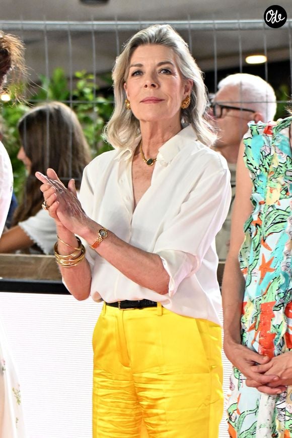 Sa mère, sœur aînée du prince Albert de Monaco, s'était quant à elle présentée dans une chemise blanche associée à un incroyable pantalon jaune, impossible à ne pas remarquer.

La princesse Caroline de Hanovre et sa fille Charlotte Casirgahi ont a assité à la Monaco Longines Pro Am Cup au profit de l' AMADE à Monaco, le 3 juillet 2026. Elles ont remis les prix en compagnie de Diane Fissore, la présidente du Jumping International de Monaco et de la Fédération équestre de Monaco. © Bruno Bebert/Bestimage