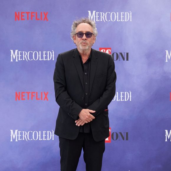 Giffoni Valle PIana, ITALIE Tim Burton et sa partenaire Monica Bellucci montent sur le tapis noir pour la séance photo de la deuxième saison « mercredi » lors du 55e Festival du film Giffoni à Giffoni Valle Piana, en Italie. Backgrid UK/ Bestimage