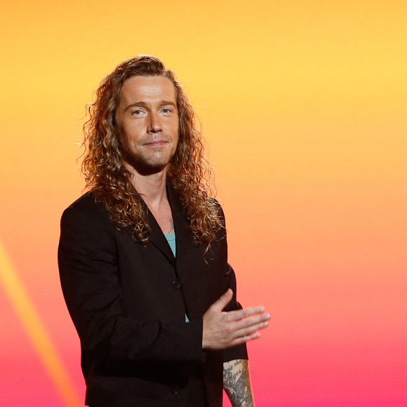 Il sait désormais faire du vélo sans les petites roues !

Exclusif - Julien Doré - Enregistrement de l'émission "M6 sur son 31" au Dôme de Paris, présentée par A.Galiana et E.Gossuin et diffusée le 31 décembre sur M6
© Christophe Clovis / Bestimage