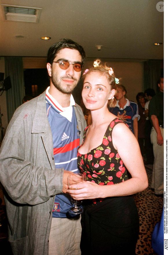 En 1996, elle a donné naissance à Yohann, fruit de son amour avec David Moreau, le demi-frère de Patrick Bruel.

Emmanuelle Béart et David Moreau à Paris 2001 © RINDOFF-GUIREC / BESTIMAGE