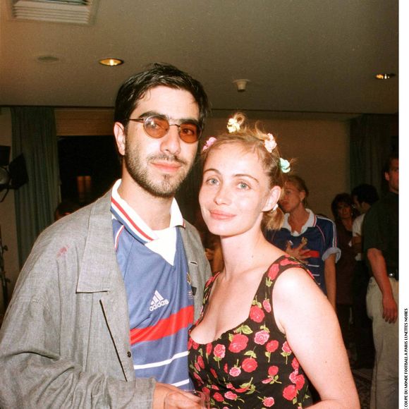 En 1996, elle a donné naissance à Yohann, fruit de son amour avec David Moreau, le demi-frère de Patrick Bruel.

Emmanuelle Béart et David Moreau à Paris 2001 © RINDOFF-GUIREC / BESTIMAGE