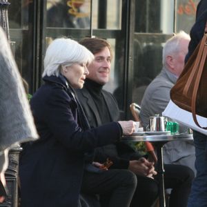 Exclusif - Françoise Hardy et son fils Thomas Dutronc se baladent le long des quais de l’Île Saint-Louis à Paris, France, le 2 novembre 2016.  (AGENCE / BESTIMAGE).
