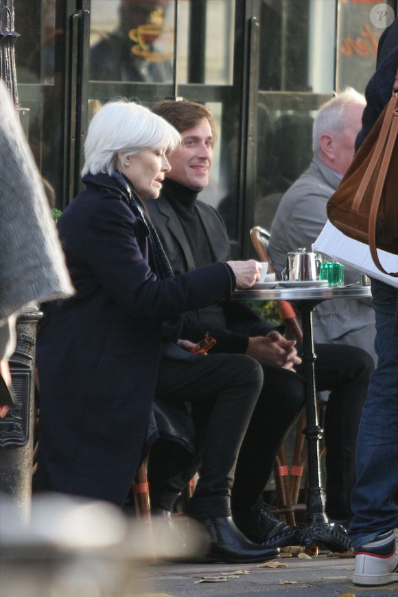 Exclusif - Françoise Hardy et son fils Thomas Dutronc se baladent le long des quais de l’Île Saint-Louis à Paris, France, le 2 novembre 2016.  (AGENCE / BESTIMAGE).