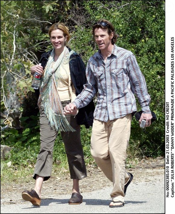 Julia Roberts et Daniel Moder à Pacific Palisades en 2003
©FAME PICTURES / BESTIMAGE