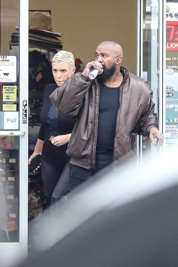 Exclusif - Kanye West et sa femme Bianca Censori font le plein d'essence de leur Mercedes GLS 63 AMG avant d'aller faire des courses à Los Angeles le 21 février 2023. Backgrid USA / Bestimage