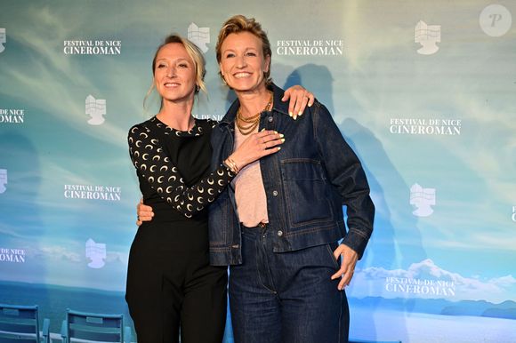 Car rappelons que cette dernière sera à l'affiche de quatre nouveaux films en 2026.

Audrey Lamy, pour le film En Tongs au pied de l’Himalaya, et sa soeur Alexandra Lamy pour le film Louise Violet. - 6ème édition du festival Cinéroman à Nice le 1er octobre 2024. © Dominique Jacovides - Bruno Bebert / Bestimage