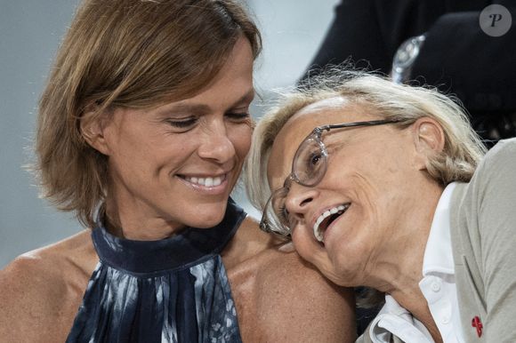 Muriel Robin et sa femme Anne Le Nen dans les tribunes lors des Internationaux de France de Tennis de Roland Garros 2025, à Paris, France, le 4 juin 2025. © Jacovides-Moreau/Bestimage
