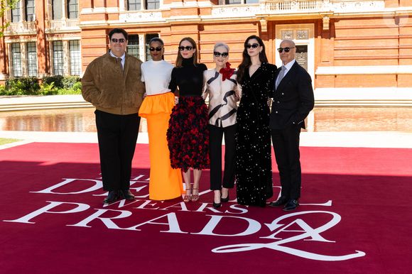 David Frankel, Caleb Hearon, Simone Ashley, Emily Blunt, Meryl Streep, Anne Hathaway, Stanley Tucci et Molly Rogers au photocall de "Le diable s'habille en Prada 2" au V&A, Londres, le 24 avril 2026.

Credit : GoffPhotos.com Ref : KGC-522