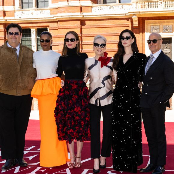 David Frankel, Caleb Hearon, Simone Ashley, Emily Blunt, Meryl Streep, Anne Hathaway, Stanley Tucci et Molly Rogers au photocall de "Le diable s'habille en Prada 2" au V&A, Londres, le 24 avril 2026.

Credit : GoffPhotos.com Ref : KGC-522