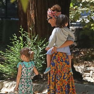 Où ils s'étaient installés en famille pour quelques mois en raison d'un tournage de monsieur dans le Surrey

Exclusif - Eva Mendes et Ryan Gosling passent l'après-midi au parc avec leurs filles Esmaralda et Amanda le 18 septembre 2018.
©The ImageDirect / Bestimage