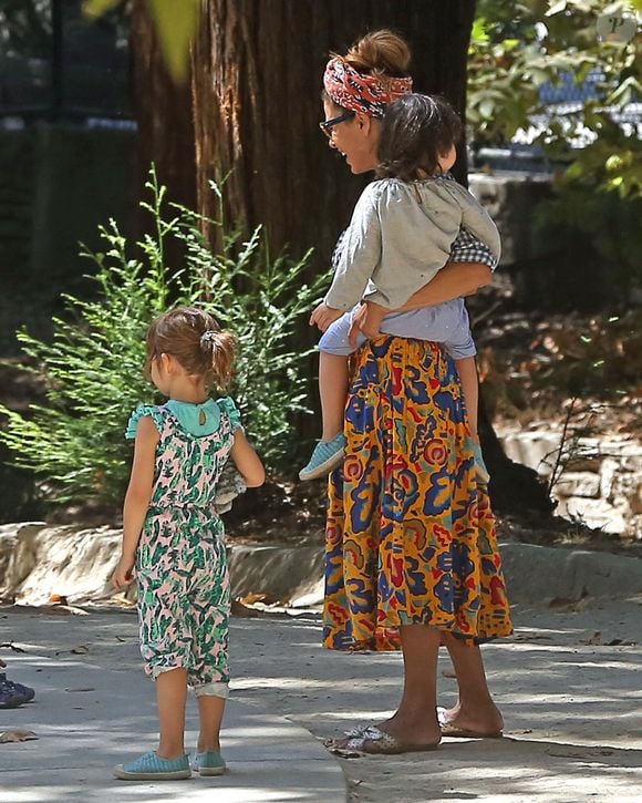 Où ils s'étaient installés en famille pour quelques mois en raison d'un tournage de monsieur dans le Surrey

Exclusif - Eva Mendes et Ryan Gosling passent l'après-midi au parc avec leurs filles Esmaralda et Amanda le 18 septembre 2018.
©The ImageDirect / Bestimage