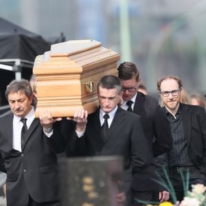 Mais elle a à son tour rejoint les étoiles, en avril 2018. Depuis, c'est Romain, l'autre enfant du couple, qui se montre très impliqué pour l'association. Pour Marius, c'est plus compliqué.

Marius Colucci lors des obsèques de Véronique Colucci au cimetière communal de Montrouge, le 12 avril 2018.
Agence / Bestimage