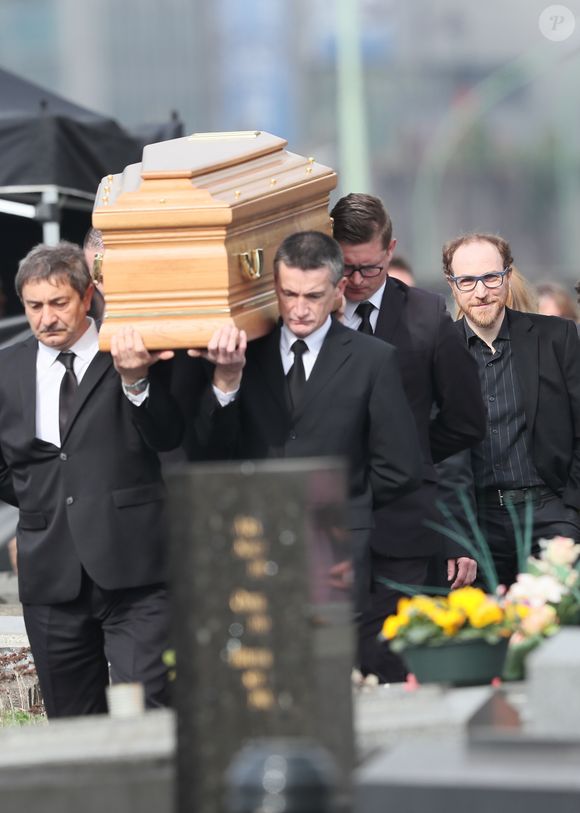 Mais elle a à son tour rejoint les étoiles, en avril 2018. Depuis, c'est Romain, l'autre enfant du couple, qui se montre très impliqué pour l'association. Pour Marius, c'est plus compliqué.

Marius Colucci lors des obsèques de Véronique Colucci au cimetière communal de Montrouge, le 12 avril 2018.
Agence / Bestimage