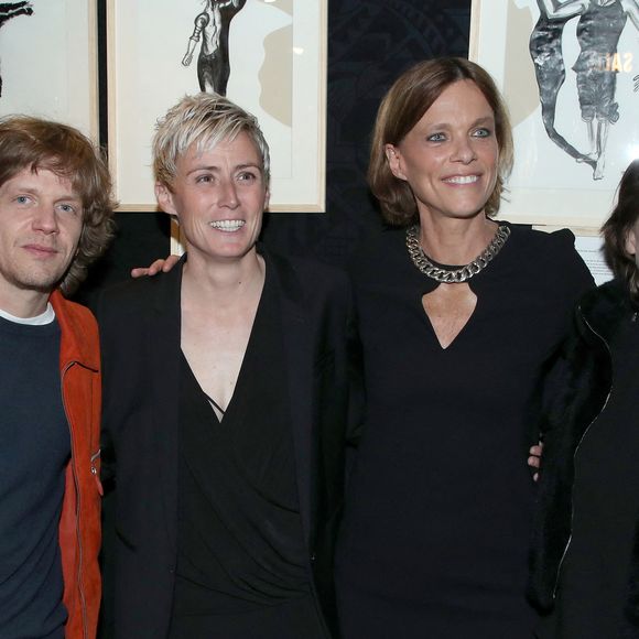 Exclusif - Les Co-autrices de la pièce : Marie Bô et Anne Le Nen entre Alex Lutz et Mathilde Seigner - Générale de la Pièce "On va tous être d'accord… ou pas " au théâtre Lepic à Paris le 6 Mai 2025. © Bertrand Rindoff/Bestimage