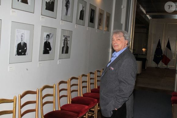 et selon l'ancien maire de la ville devenu député Stéphane Hablot, il a refusé que des écrans géants soient installés dans la salle. 

Hervé Vilard - R.Dati, ministre de la Culture remet les insignes de Commandeur de l'ordre des Arts et des Lettres à Nicoletta au ministère de la Culture à Paris, le 18 juin 2024. 
© Philippe Baldini / Bestimage
