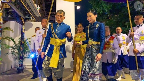 Mais depuis son hospitalisation, la monarchie thaïlandaise a préféré garder le silence quant à son état de santé... Donnant ainsi naissance à d'innombrables rumeurs.

Le roi Rama X accompagné de sa femme la reine Suthida lors de son couronnement à Bangkok en Thaïlande, le 4 mai 2019. (Backgrid USA / Bestimage).