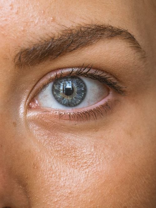 Poches sous les yeux : découvrez les produits qui aident à les atténuer durablement