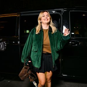 Mais heureusement, elle a pu compter sur le soutien d'une femme de son entourage : "J’ai appelé la mère de mon mec."

Louane Emera aux arrivées à l'after Miu Miu Collection Femme Prêt-à-Porter Printemps/Eté 2026 lors de la Fashion Week de Paris (PFW), au restaurant Gigi, à Paris, France, le 6 octobre 2025. © Pierre Perusseau/Bestimage