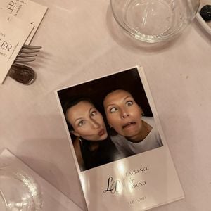 Camille Cerf a partagé un moment fort en émotions. 

Camille Cerf a publié des photos du mariage de sa mère sur Instagram