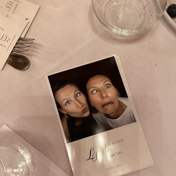 Camille Cerf a partagé un moment fort en émotions. 

Camille Cerf a publié des photos du mariage de sa mère sur Instagram