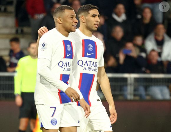 02 Achraf HAKIMI (psg) - 07 Kylian MBAPPE (psg) lors du match de Ligue 1 Uber Eats entre Angers et Paris le 21 avril 2023 à Angers, France. Photo by Gwendoline Le Goff/FEP/Icon Sport/ABACAPRESS.COM