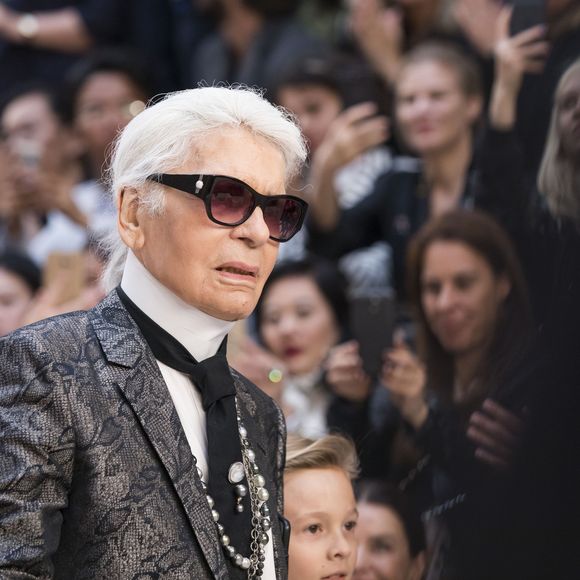 Karl Lagerfeld, lui, était un créatif émérite. 

Karl Lagerfeld - Premier défilé de mode "Chanel Cruise" au Grand Palais à Paris.
© Olivier Borde / Bestimage