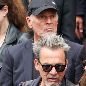 Florent Pagny, Laurent Baffie à la sortie des obsèques de Thierry Ardisson en l’église Saint-Roch de Paris, France, le 17 juillet 2025. © Clovis-Jacovides/Bestimage