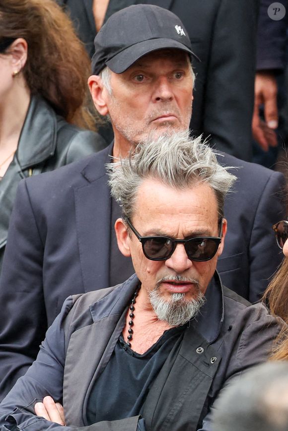 Florent Pagny, Laurent Baffie à la sortie des obsèques de Thierry Ardisson en l’église Saint-Roch de Paris, France, le 17 juillet 2025. © Clovis-Jacovides/Bestimage