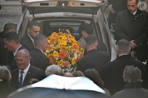 Cercueil arrivant à l'église Notre-Dame de l'Assomption, pour la cérémonie funéraire de l'actrice française Brigitte Bardot, à Saint-Tropez, dans le sud-est de la France, le 7 janvier 2026. Photo par Julien Reynaud/APS-Medias/ABACAPRESS.COM