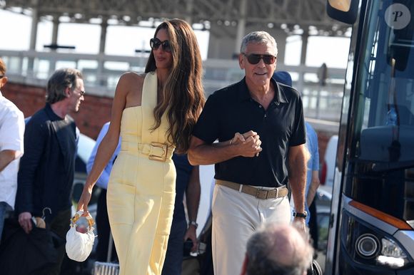 George Clooney et son épouse Amal Clooney arrivent à Venise avant le 82e Festival international du film de Venise. Le couple a été aperçu débarquant d'un bateau à destination de la ville la veille de ce prestigieux événement. L'actrice Laura Dern leur a fait signe de la main à leur arrivée. Backgrid UK/ Bestimage