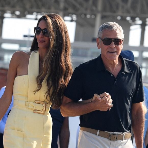 George Clooney et son épouse Amal Clooney arrivent à Venise avant le 82e Festival international du film de Venise. Le couple a été aperçu débarquant d'un bateau à destination de la ville la veille de ce prestigieux événement. L'actrice Laura Dern leur a fait signe de la main à leur arrivée. Backgrid UK/ Bestimage