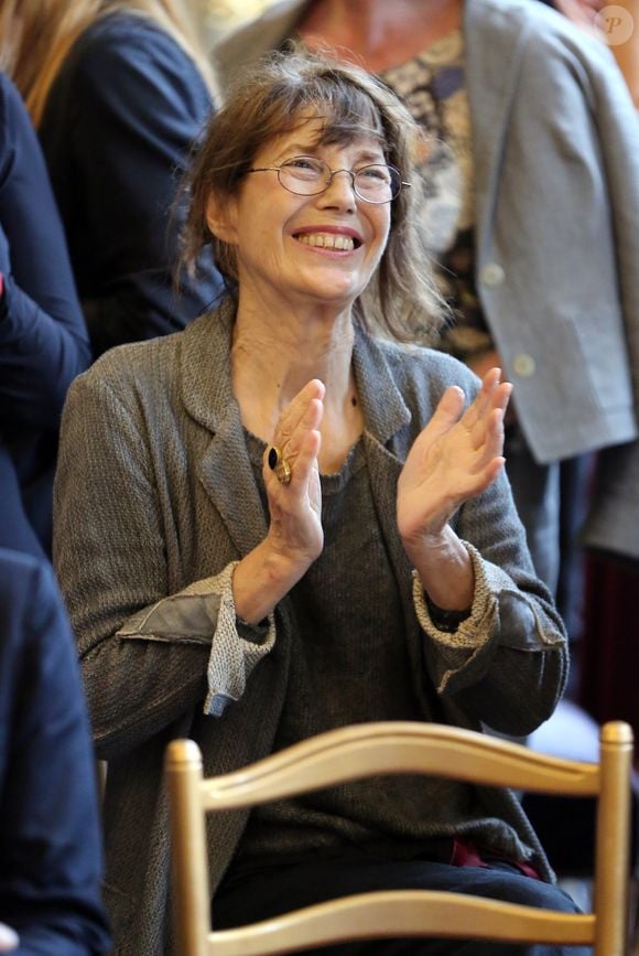 Jane Birkin - Yvan Attal recoit les insignes de Chevalier de l'ordre national du Merite et profite de l'occasion pour demander publiquement en mariage Charlotte Gainsbourg au ministere de la culture a Paris le 19 juin 2013.