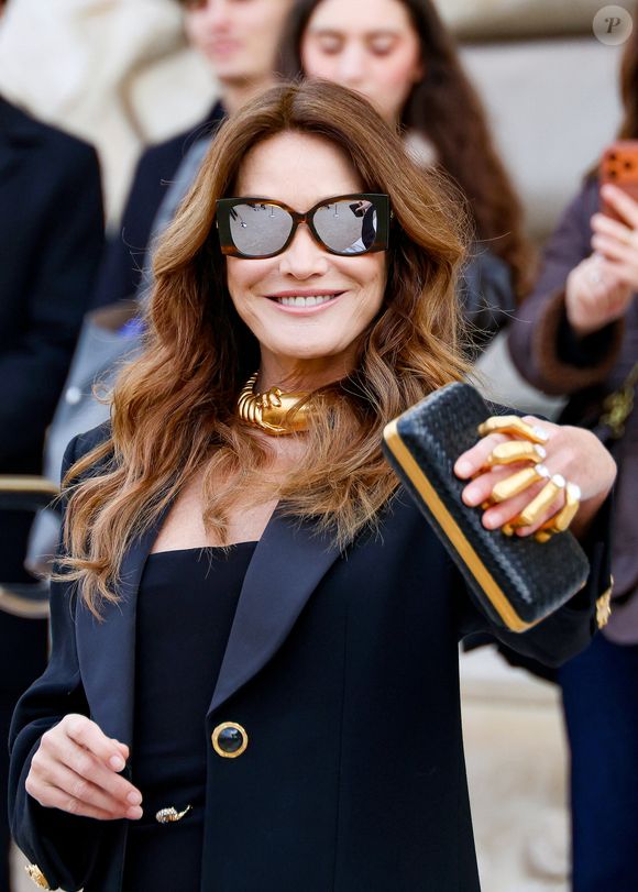 Carla Bruni - Arrivées des célébrités au défilé Schiaparelli "Collection Haute Couture Printemps/Eté 2026" lors de la Fashion Week de Paris (PFW), au Petit Palais à Paris, France, le 26 janvier 2026. © Denis Guignebourg/Bestimage