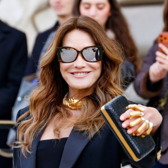 Carla Bruni - Arrivées des célébrités au défilé Schiaparelli "Collection Haute Couture Printemps/Eté 2026" lors de la Fashion Week de Paris (PFW), au Petit Palais à Paris, France, le 26 janvier 2026. © Denis Guignebourg/Bestimage