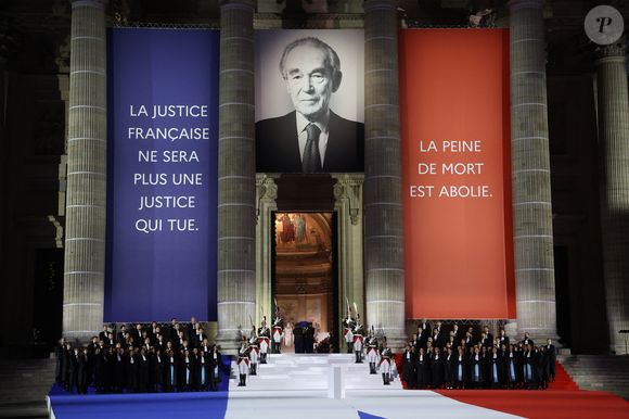 La Garde républicaine française porte le cercueil cérémoniel drapé du drapeau français au Panthéon pour l'intronisation de l'ancien ministre français de la Justice et président du Conseil constitutionnel Robert Badinter - Panthéonisation de l'ancien ministre de la Justice et président du Conseil constitutionnel français Robert Badinter à Paris, France, le 9 octobre 2025. © Dominique Jacovides/Bestimage