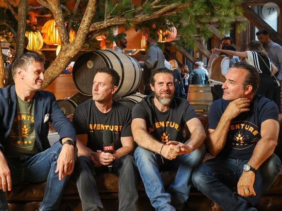 Tous les trois sont banquiers, grands amateurs de spiritueux et partagent des origines aquitaines. Exclusif - Jean Dujardin et ses trois partenaires, Antoine Gravouil, Olivier Carsoule et Éric Lafon, fondateurs de la distillerie Bordeaux Distilling Co, basée dans le quartier de Bacalan, lancent leur premier whisky, au nom évocateur : Aventure, à Bordeaux, France, le 1er octobre 2025. © Fabien Cottereau/Bestimage