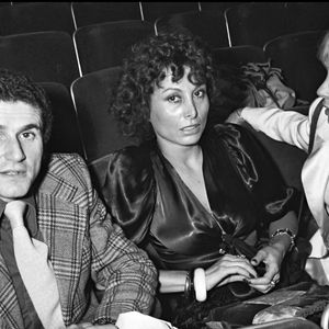 Elle était la première épouse de Claude Lelouch avant de devenir celle de Didier Barbelivien...
Claude Lelouch, sa femme Christine et l’actrice Bulle Ogier lors de la première du film "Mariage" à Paris, en 1974. © AGENCE / BESTIMAGE
