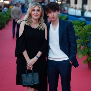 Amanda Sthers et Leon Hesby sur le tapis rouge à l'occasion du 37e Festival du film de Cabourg, à Cabourg, en France, le 16 juin 2023. ©Aurore Marechal/Abacapress.com