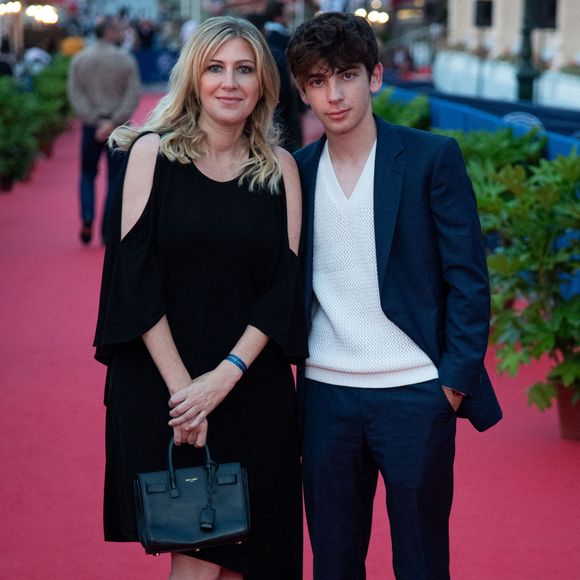 Amanda Sthers et Leon Hesby sur le tapis rouge à l'occasion du 37e Festival du film de Cabourg, à Cabourg, en France, le 16 juin 2023. ©Aurore Marechal/Abacapress.com