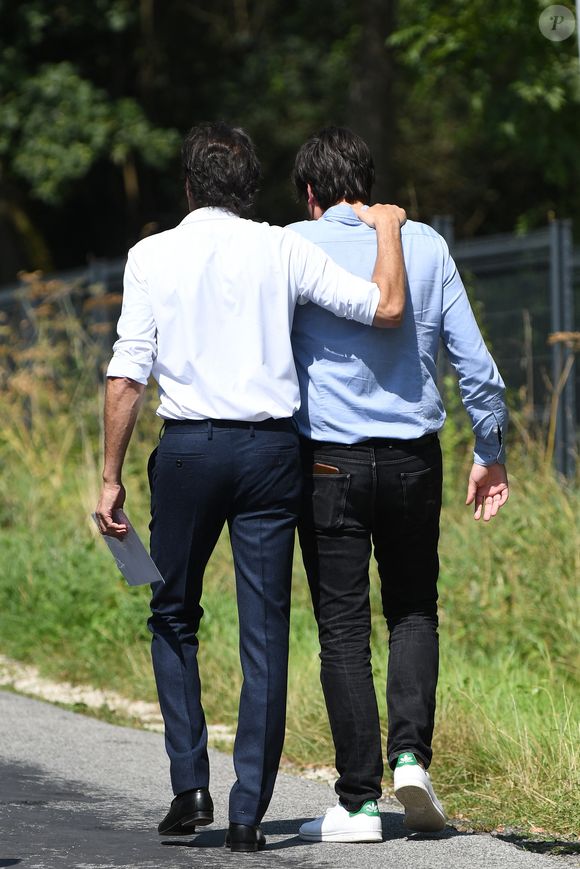 Pourquoi est-il plongé dans cette spirale ? Des éléments de réponse ont été apportés tandis qu'une sombre découverte complique les choses.

Anthony Delon et son demi-frère Alain-Fabien découvrent les hommages devant les grilles de la propriété de Douchy, quelques heures avant les obsèques de leur père, A.Delon, le 24 août 2024. Décédé le 18 août 2024, l'acteur a rendu son dernier souffle, entouré des siens dans sa propriété de Douchy, où il sera inhumé, le 24 août 2024 vers 17 heures dans une chapelle, construite il y a une vingtaine d'années.