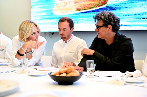 Adriana Karembeu, Tom Meyer, le chef de laChèvre d’Or et Marc Lavoine - Adriana Karembeu, le mannequin, actrice et animatrice de télévision slovaque, accompagnée par Marc Lavoine, est l'invité du Yacht Club de Monaco pour la Monaco Classic Week à Monaco, le 11 septembre 2025. Bernard d’Alessandri, le secrétaire et directeur général du Yacht Club de Monaco, a fait découvrir à Adriana différentes unités comme Le Créole, 1926, qui appartient à Allegra Gucci, l'arrière-petite-fille de Guccio Gucci, fondateur de la célèbre maison italienne.
Adriana a ensuite embarquée à bord du Wiki, pour la régate, puis a participé au jury du Concours des Chefs présidé par Tom Meyer, Meilleur Ouvrier de France et Chef exécutif de la Chèvre d’Or à Eze. Pour Marc Lavoine, c'est une première, participer à une telle compétition a été la découverte d'un nouvel unvivers sportif.
En 1994, pour fêter les 10 ans de présidence du Prince Héréditaire Albert et le 90ᵉ anniversaire des premiers meetings internationaux de canots automobiles de 1904, le Yacht Club de Monaco organise une manifestation inédite dédiée au yachting classique, alors en plein renouveau. Le succès de cet événement, réunissant canots automobiles anciens, motor-yachts d’époque et voiliers de tradition, est tel qu’il conduit à son renouvellement en 1996 puis en 1997 pour célébrer les 700 ans de la Principauté. Depuis, cette biennale continue à accueillir sur invitation les plus belles unités du yachting de tradition et du motonautisme d’époque, avec à leur bord des armateurs passionnés. © Bruno Bebert / Bestimage