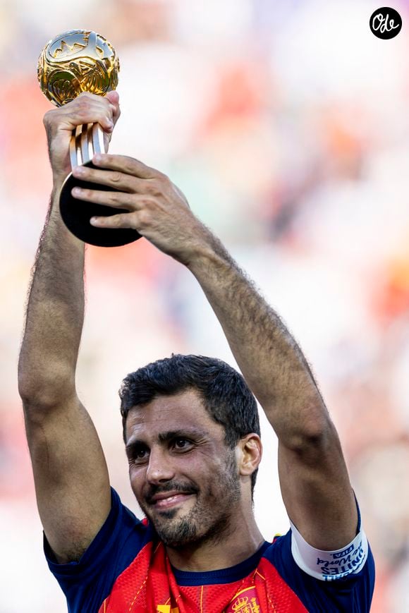 Le reste de la Méditerranée n'a pas été en reste. Mohamed Salah a opté pour les nuits blanches de Mykonos, Rodri s'est laissé charmer par la beauté de la baie de Kotor au Monténégro,

Rodri reçoit le Ballon d'Or (Golden Ball), récompensant le meilleur joueur de la Coupe du Monde de la FIFA 2026, lors de la cérémonie de remise des prix organisée après la finale remportée par l'Espagne face à l'Argentine au New York New Jersey Stadium, à East Rutherford (New Jersey), le 19 juillet 2026, aux États-Unis.